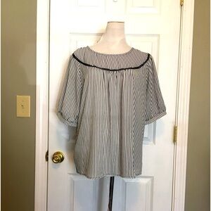 Ann Taylor top size 1X. Pull on. Short sleeve.